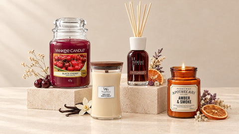 Duftkerzen und Reed Diffuser verschiedener Marken auf hellem Stein – welcher Duft passt zu mir