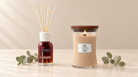 Reed Diffuser neben brennender Duftkerze – der Vergleich