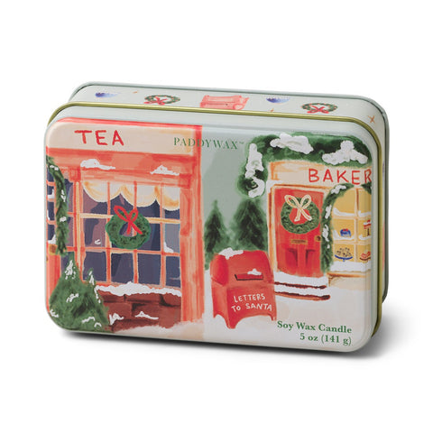 Paddywax Christmas Tin Storefront – Duftkerze Sweet Orange & Fir 141g in illustrierter Weihnachtsdose (Ladenfront)